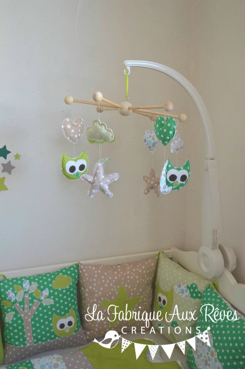 Mobile éveil bébé hibous étoiles lune anis taupe blanc turquoise ...