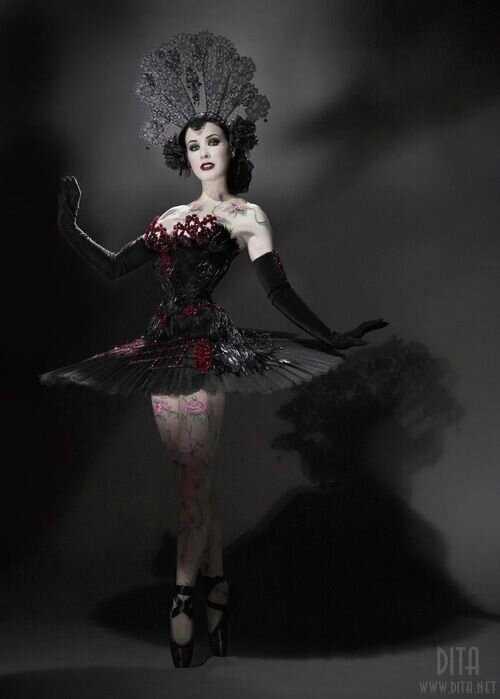 Sara.Ki Burlesque -_