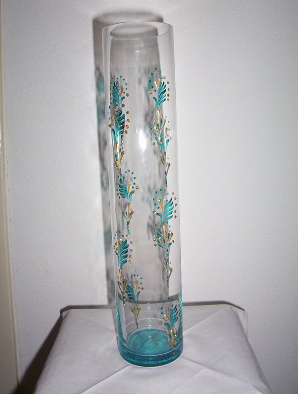 voici de la peinture sur verre avec un vase haut et etroit voici de la peinture sur verre avec un vase haut et etroit