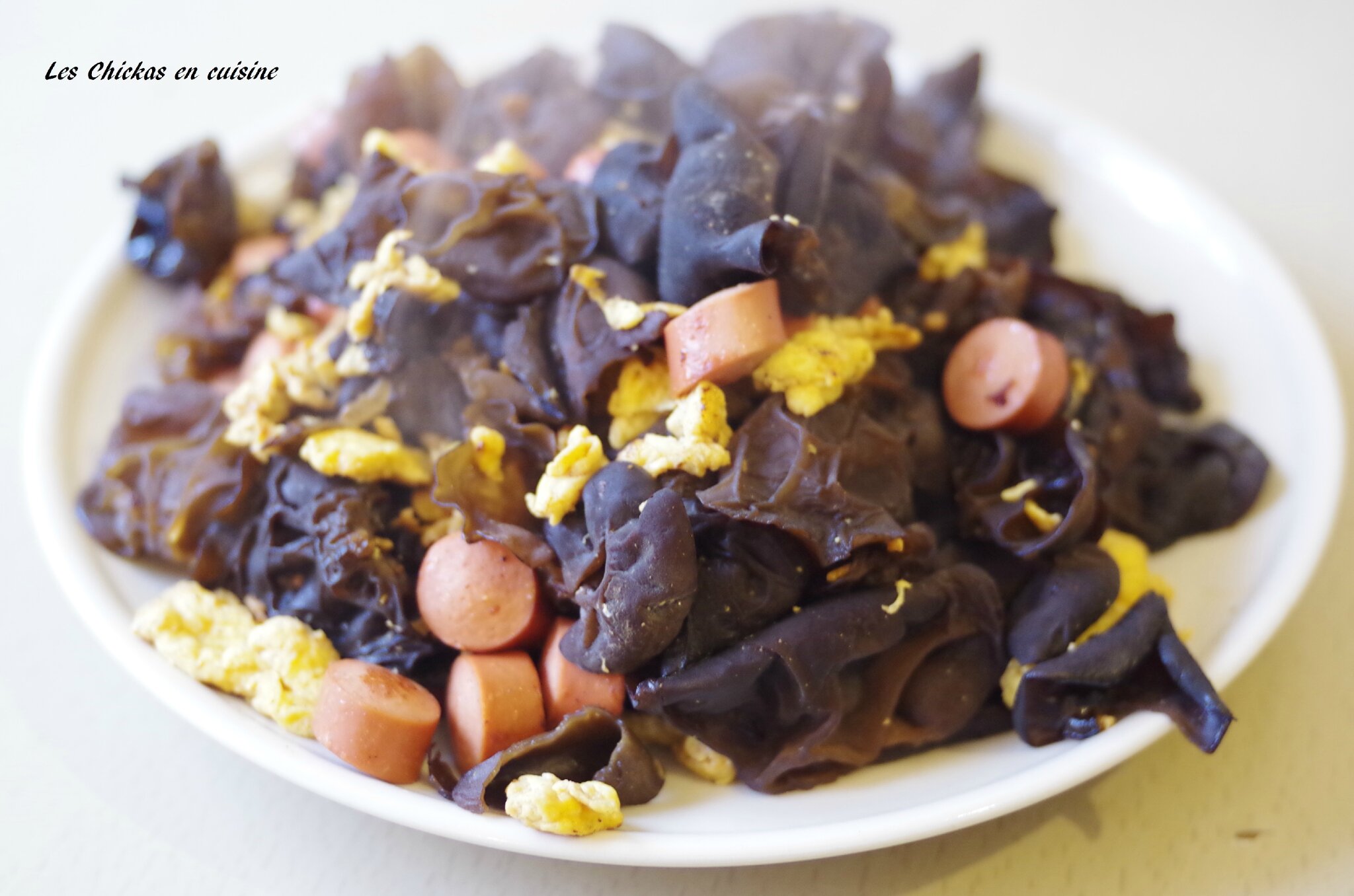 Recette chinoise champignons noirs, oeufs et knack sautés.