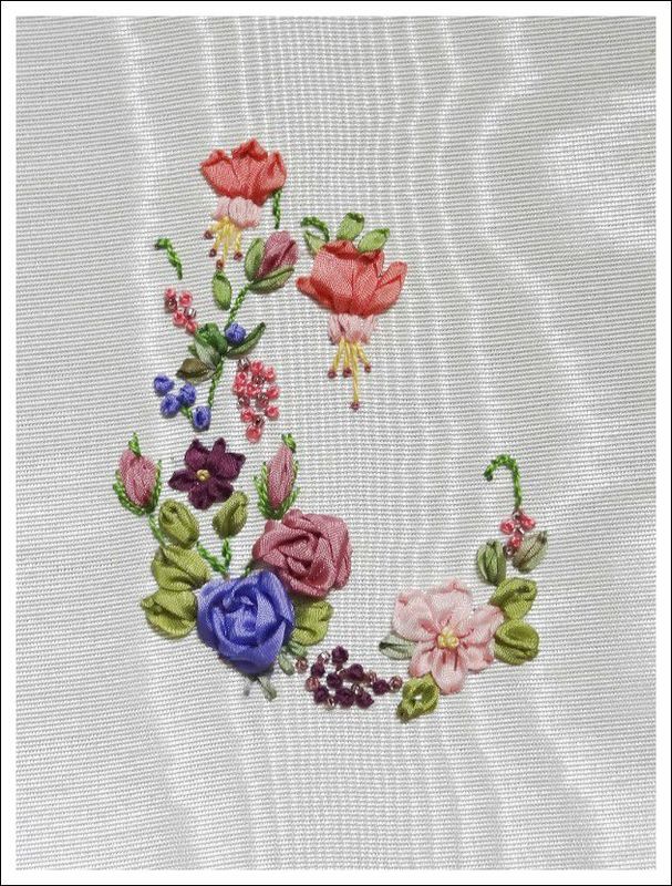Broderie au ruban Au fil des pages, vous découvrirez plus de 40 modèles qui vous enchanteront ou vous inspireront, des illustrations étape par étape pour vous guider, ainsi que des instructions claires pour devenir rapidement une experte en broderie au ruban. pages.