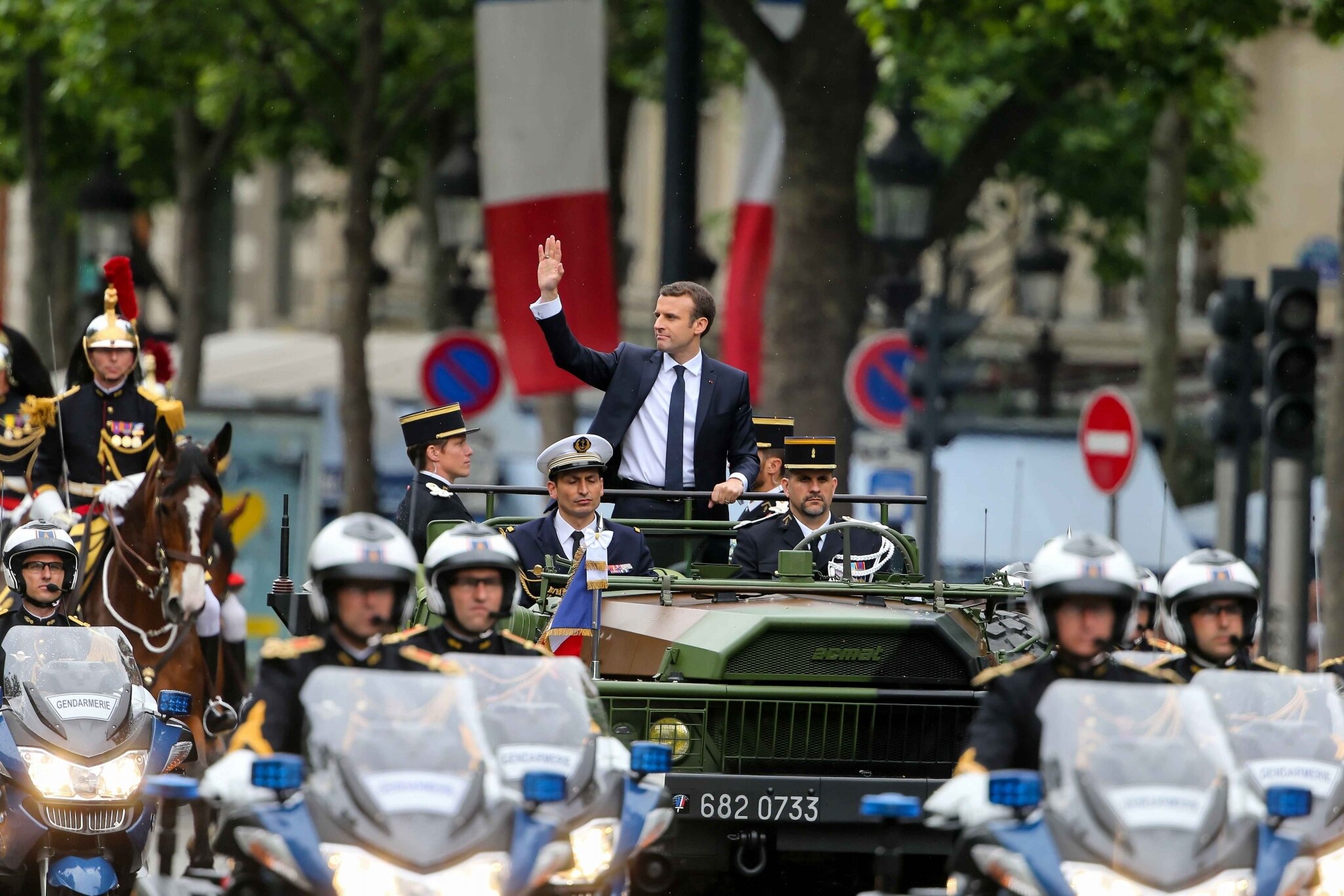 Emmanuel Macron remonte les Champs-Élysées… © Michel Stoupak. Dim 14.05.2017, 12h50m37.