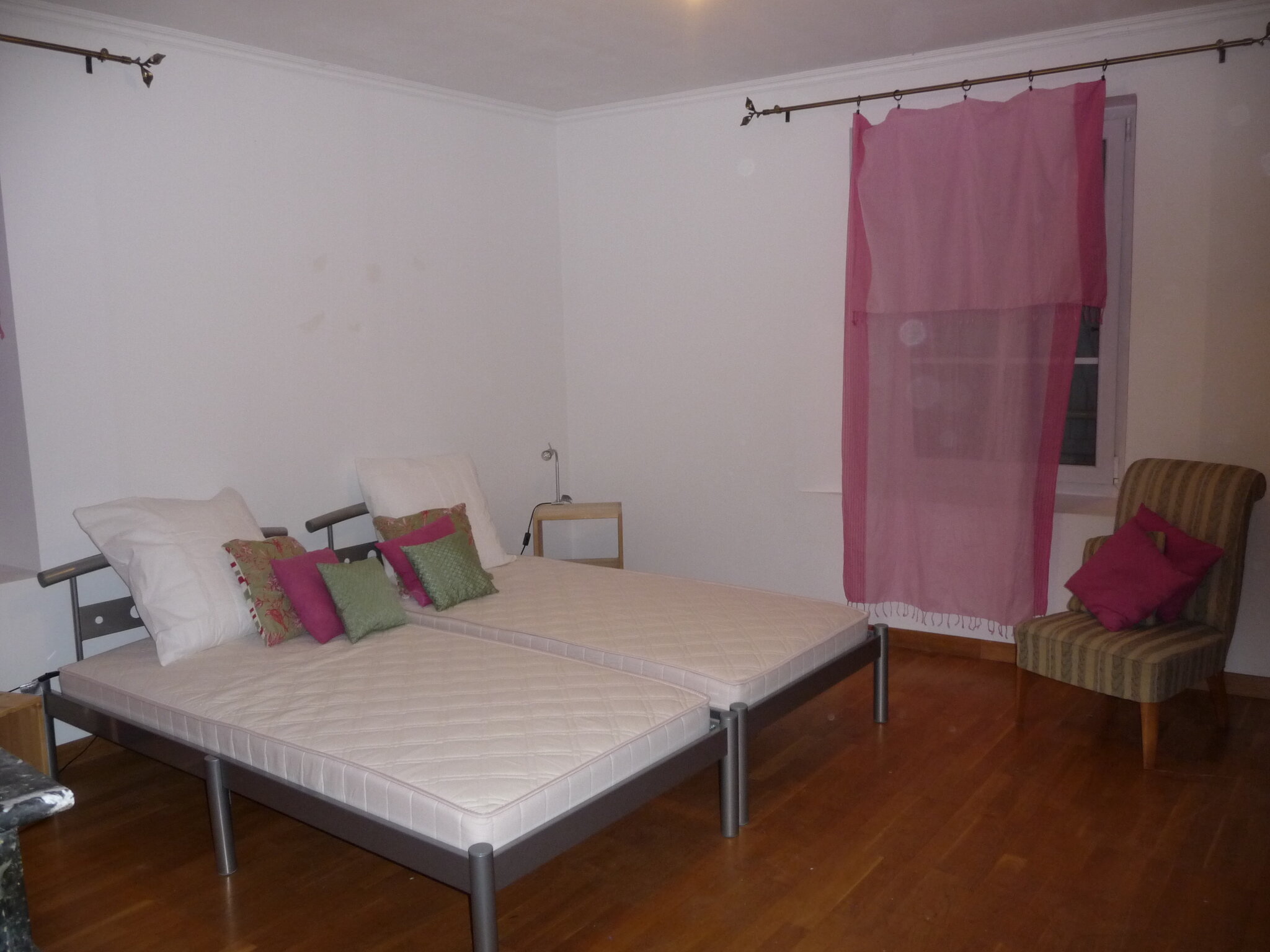 Meublé de plain pied:chambre romantique en rose et vert. bains ...