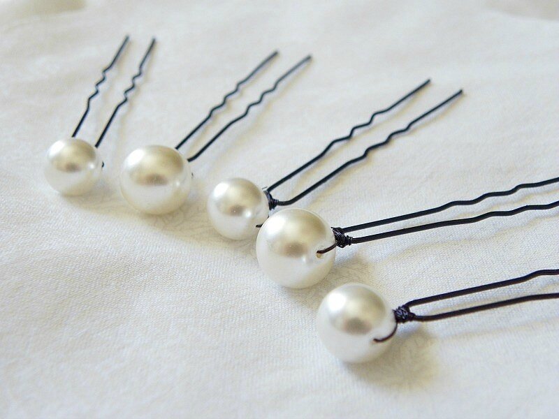 Coiffure de mariage ornée de perles