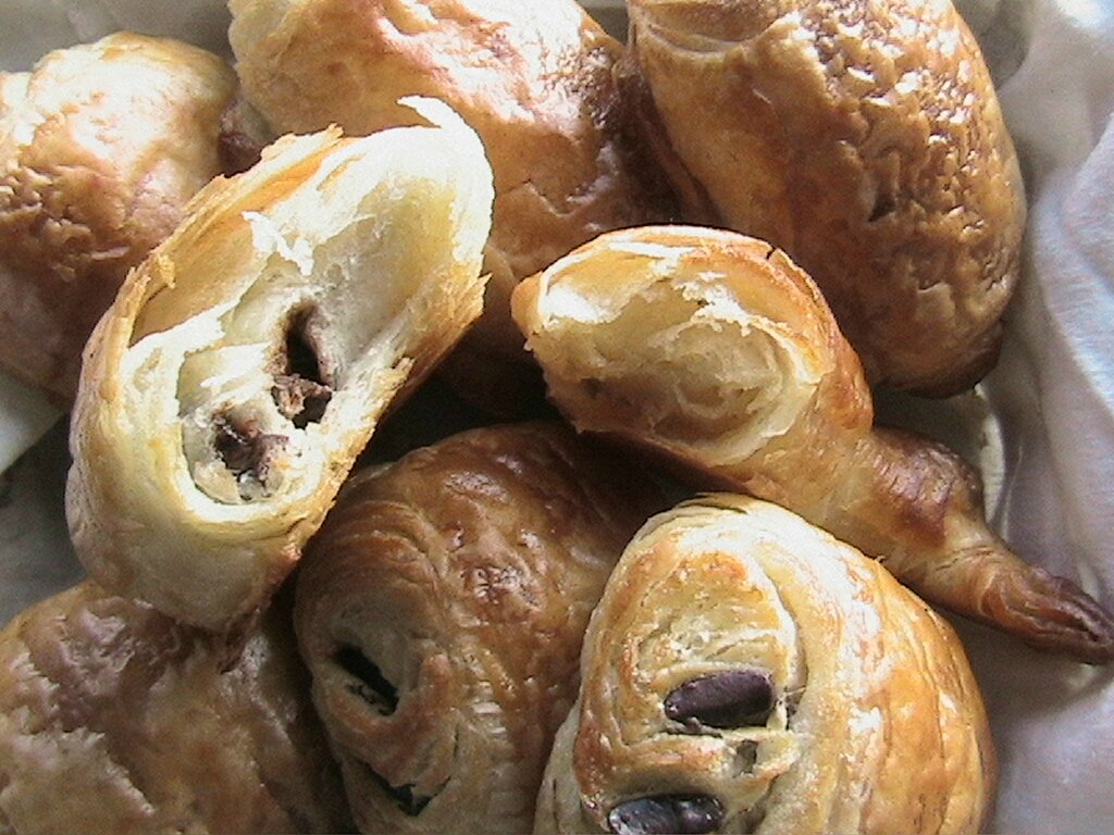 un pain au chocolat rencontre un croissant