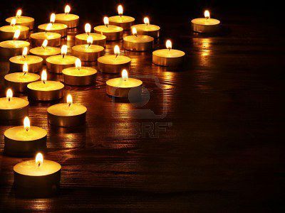 10853221-groupe-de-bougies-allum-es-sur-fond-noir