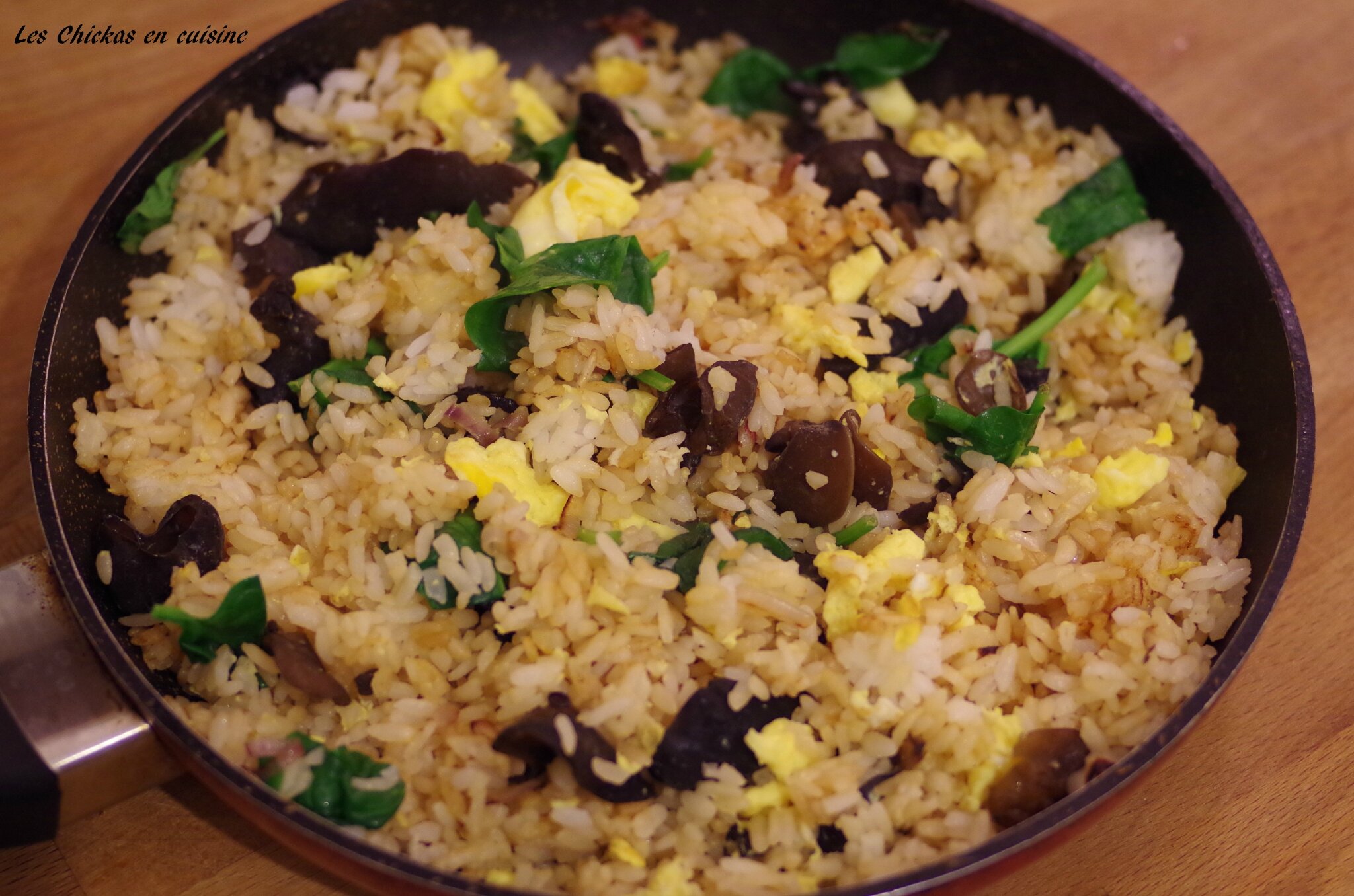 Recette chinoise riz sauté aux champignons noirs, oeufs, épinards et échalotte.