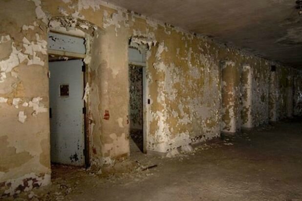 a-la-decouverte-des-asiles-abandonnes-les-plus-flippants-du-monde48