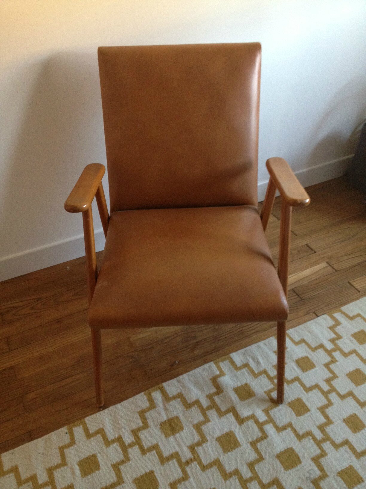 Vendu • fauteuil vintage en skaï• deco trendy • a t e l i e r •