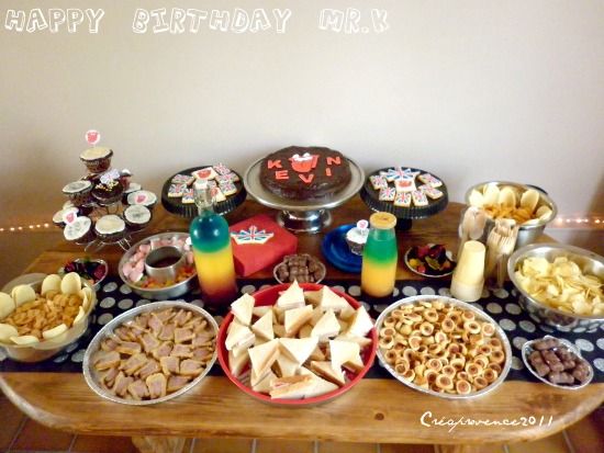 K ! Un buffet d\u0027anniversaire et un gateau sous le signe de Rock et de l\u0027Angleterre.