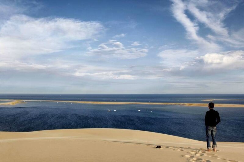 la-recompense-apres-avoir-acceder-au-sommet-de-la-dune-du-pyla-une-vue-magnifique-sur-le-banc-d-arguin-les-passes-et-l-entree-du-bassin-d-arcachon