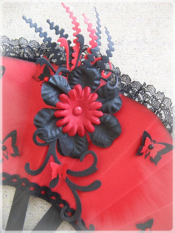 zoom_eventail_rouge_et_noir