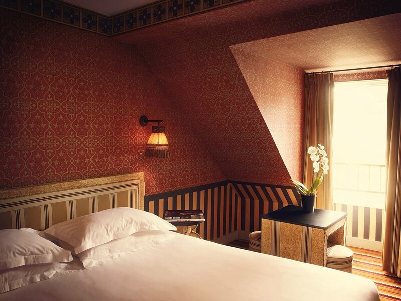 03-elegant-hotel-room-in-marais