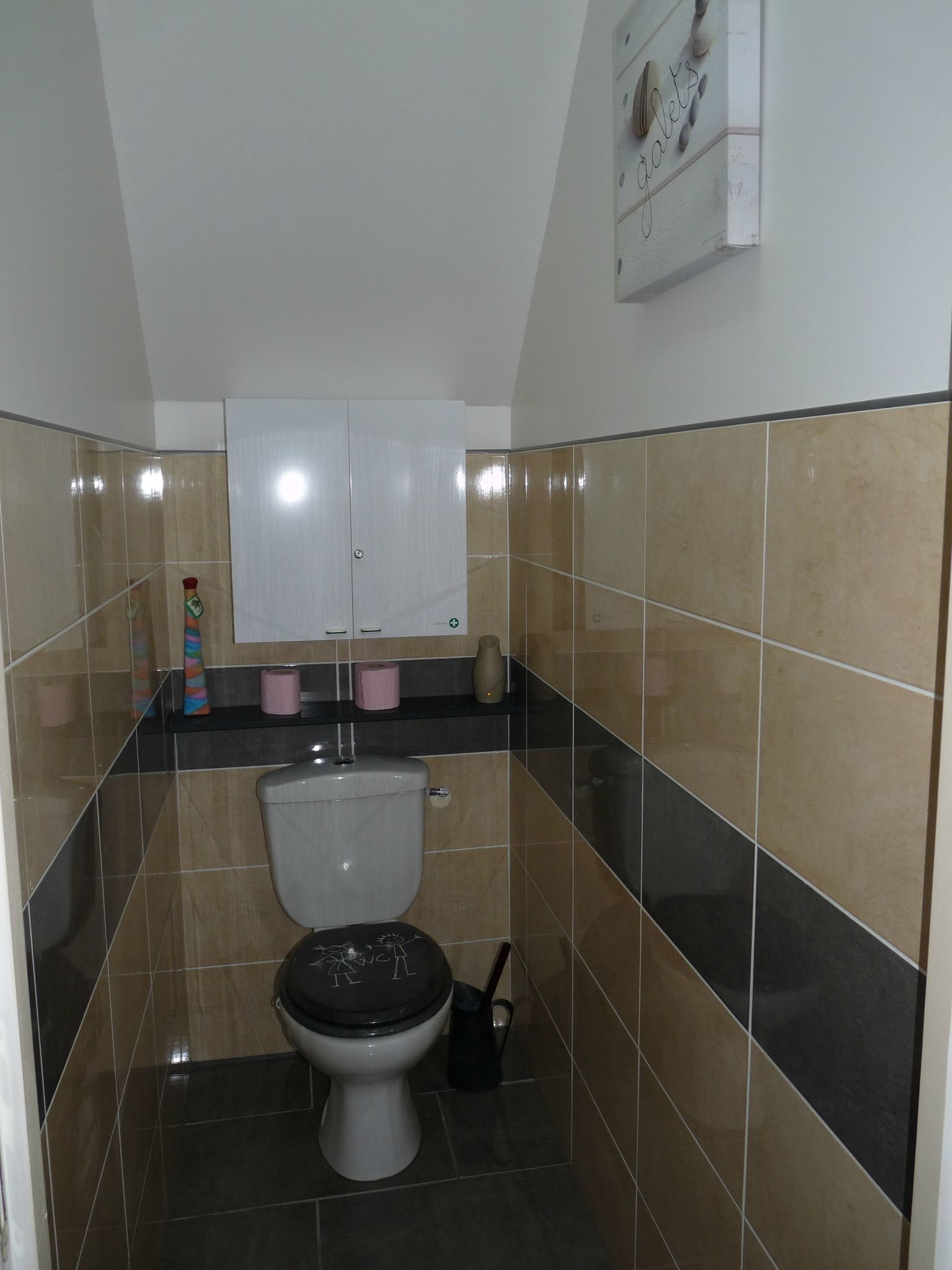 Faience salle de bain marron et beige: mosaïque et galets pour ...