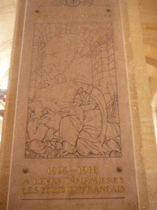 75000 - Paris - Saint-Louis des Invalides - stele infirmieres