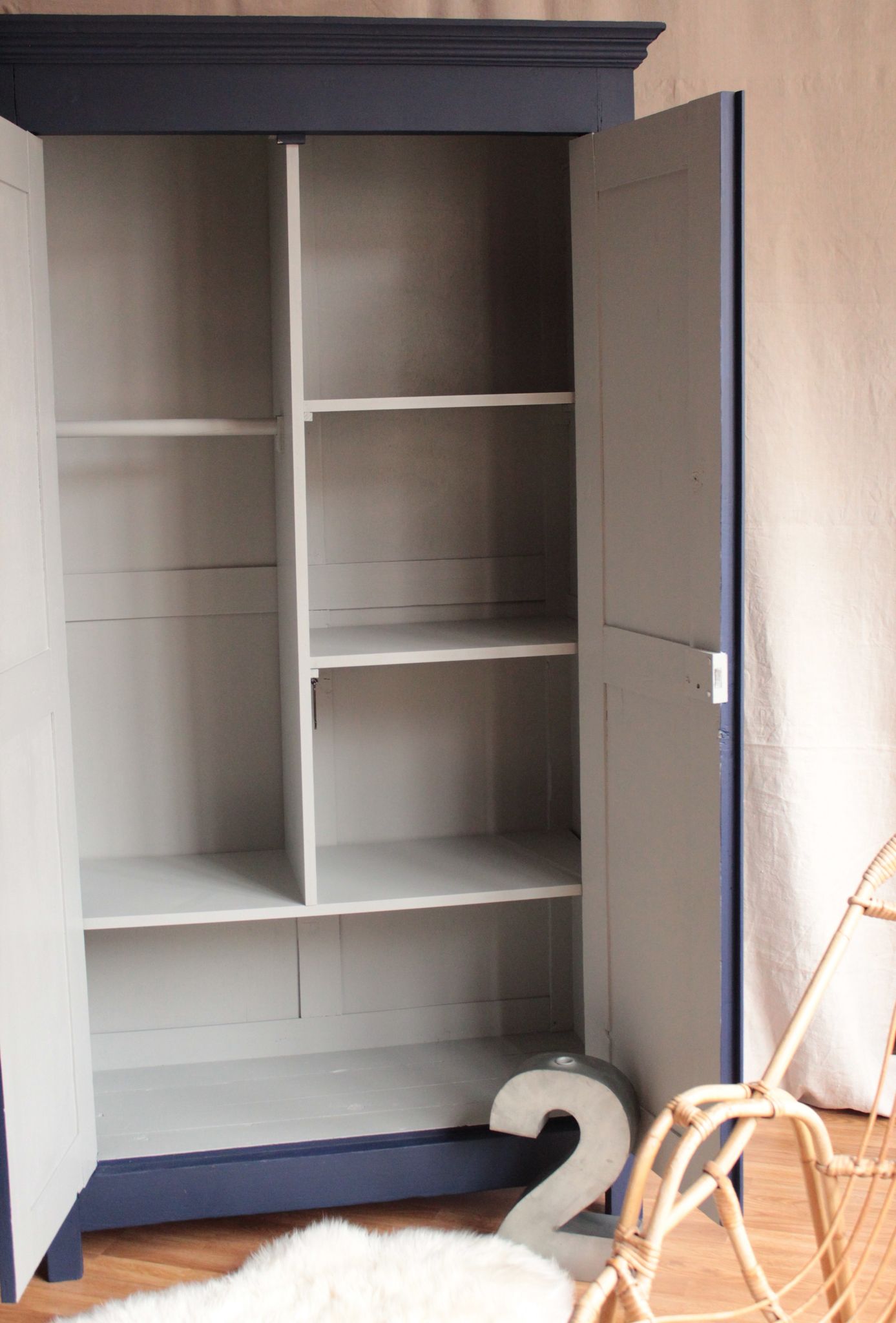 Armoire vintage bleu nuit trendy little