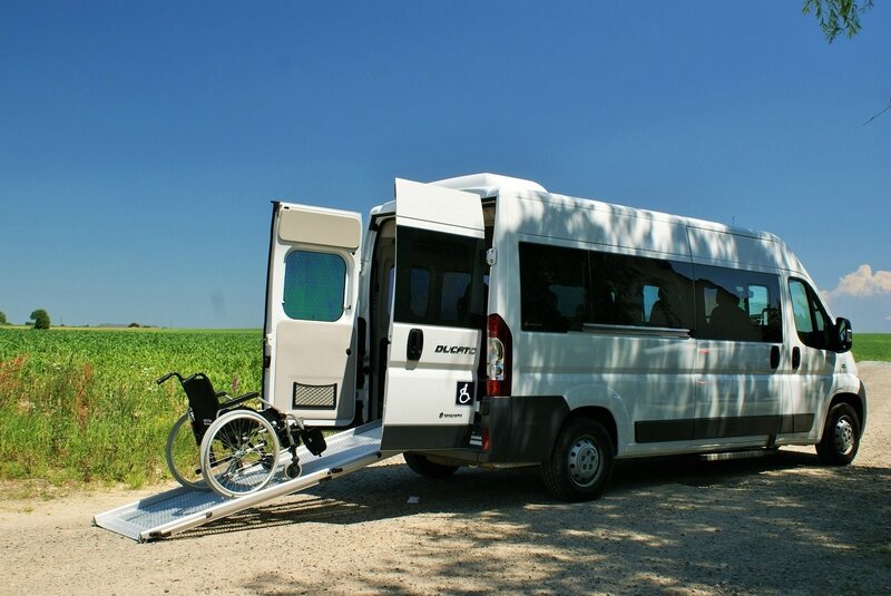 Minibus PMR modulable de 5 fauteuils roulant en 8 places assises