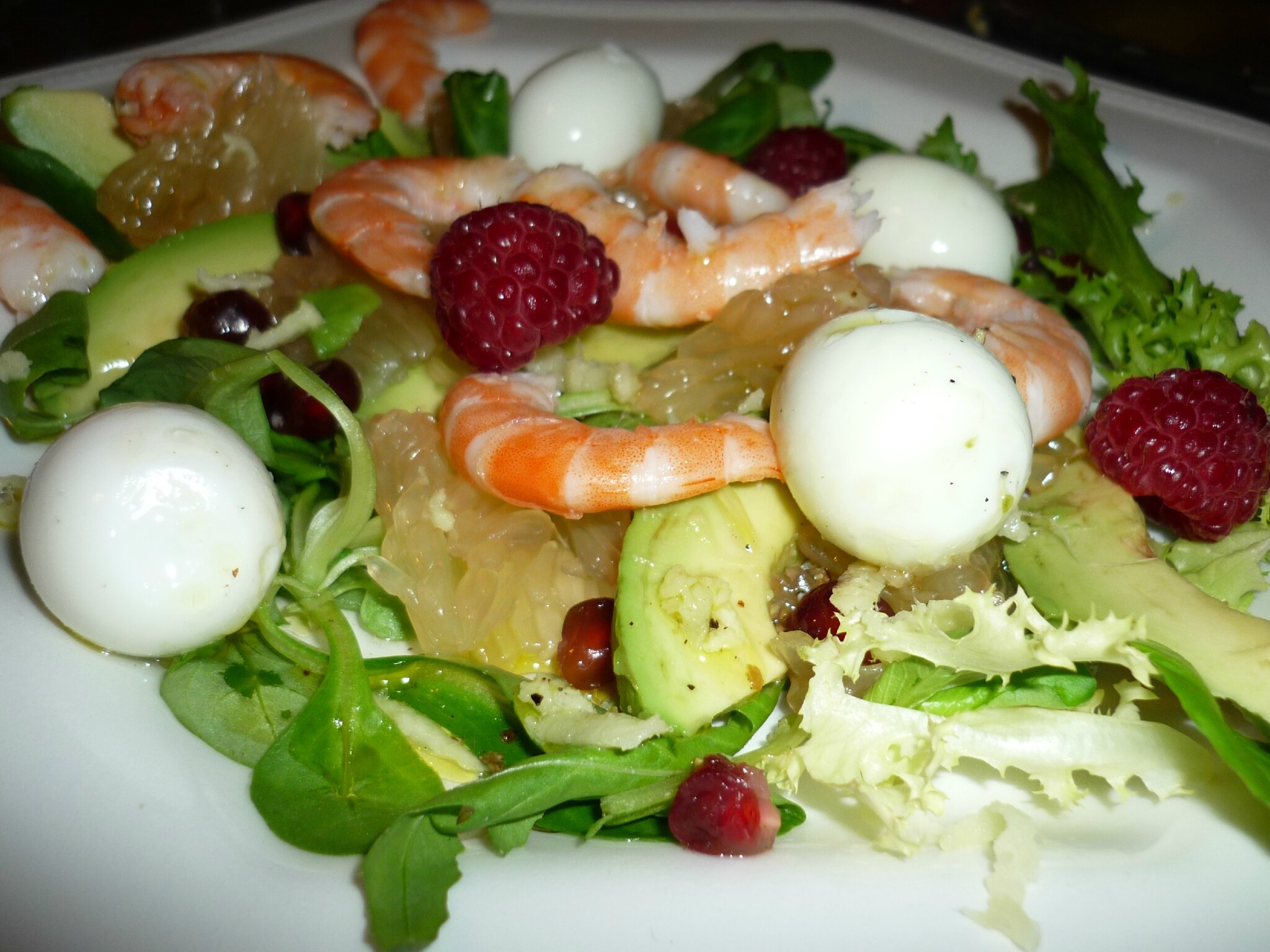 Salade Davocat Pamplemousse Rose Grenade Framboises Et Crevettes