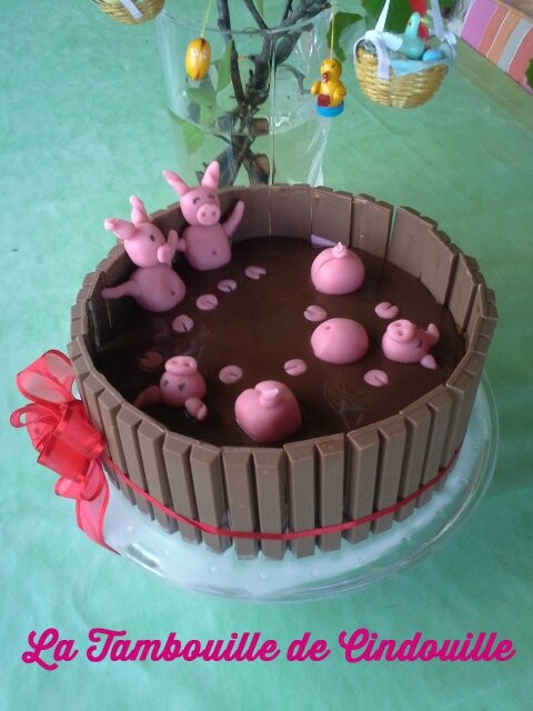 Gateau mousse de fraise décoration mare aux cochons