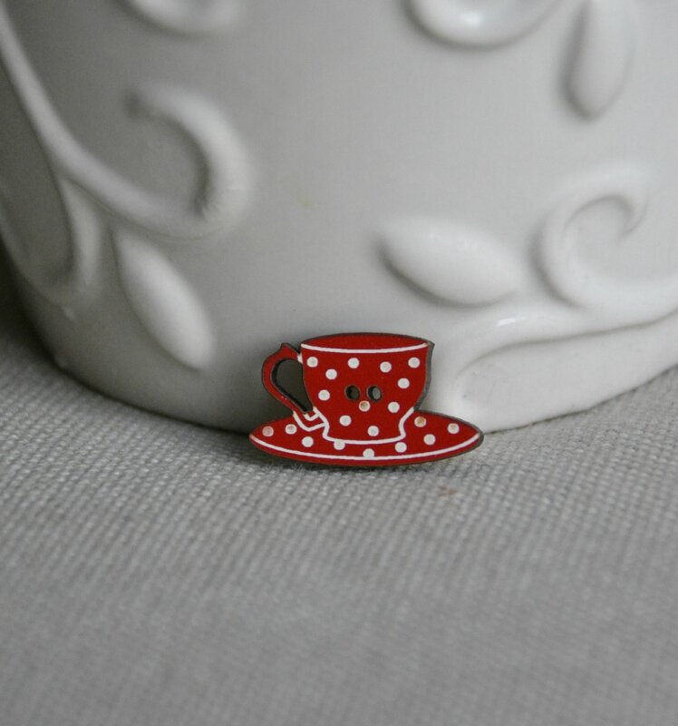 tasse à thé rouge à pois