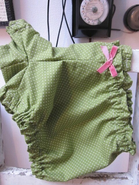 Culotte BIANCA en coton vert salade à pois tête d'épingle blanc - noeud de velours rose buvard (7)