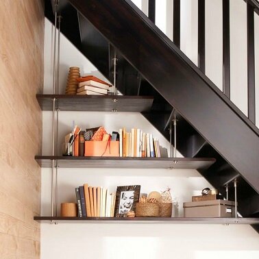 etageres-suespendus-sous-lescalier-gain-despace-garanti