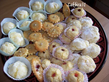 Dans cette assiette vous avez de gauche à droite, d\u0027abord les ghroibas noix de coco/ semoule avec la recette de Céline, les minis tartelettes amandes/