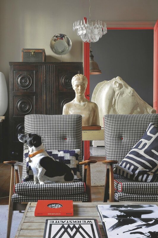 un-grand-salon-double-et-ses-fauteuils-chines_5411201