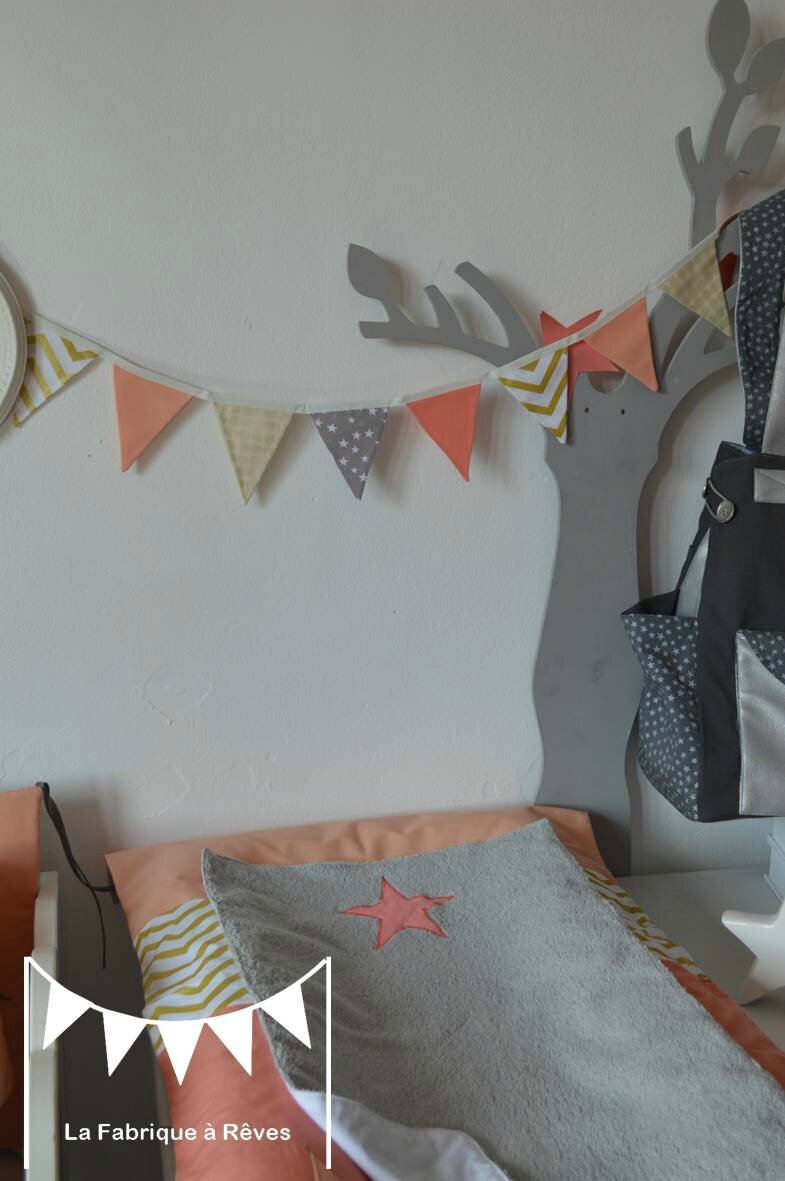Décoration chambre bébé fille et linge de lit corail, abricot ...