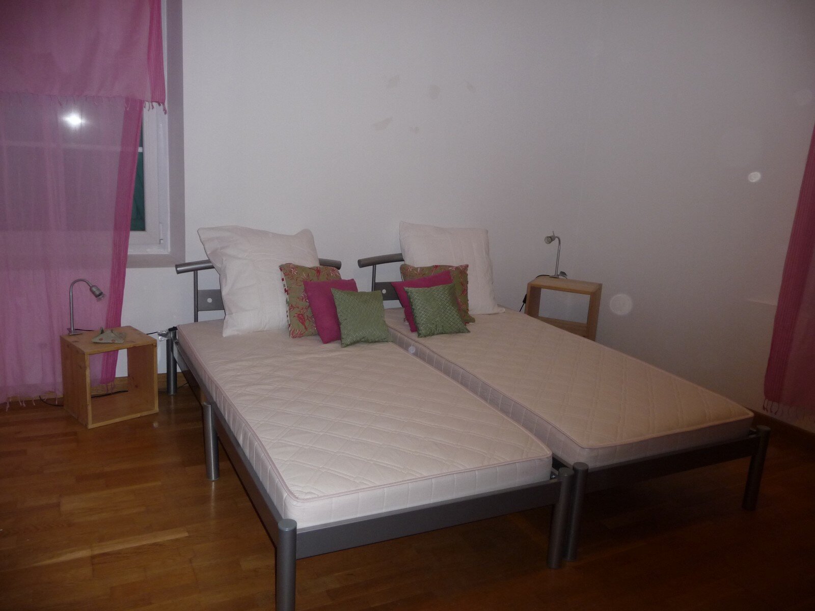 Meublé de plain pied:chambre romantique en rose et vert. bains ...