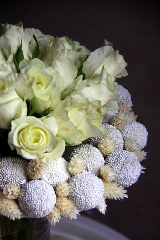 Bouquet de structure en roses blanches et fleurs séchées - création EstelleG pour La Saladelle - Atelier floral Perpignan 01