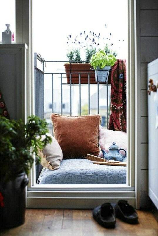 amenager-un-balcon-decoration-de-terrasse-decorer-son-balcon-etroite-cool-idée-amenagement-station-de-thé