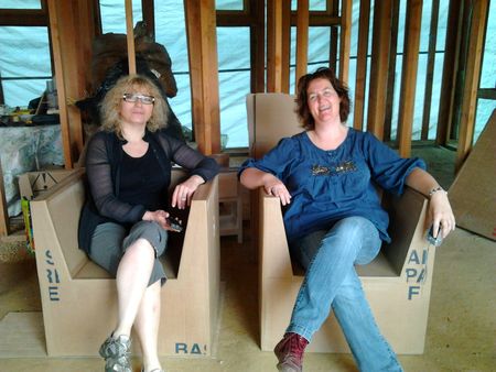 Atelier mobilier en carton dans la maison en paille 2