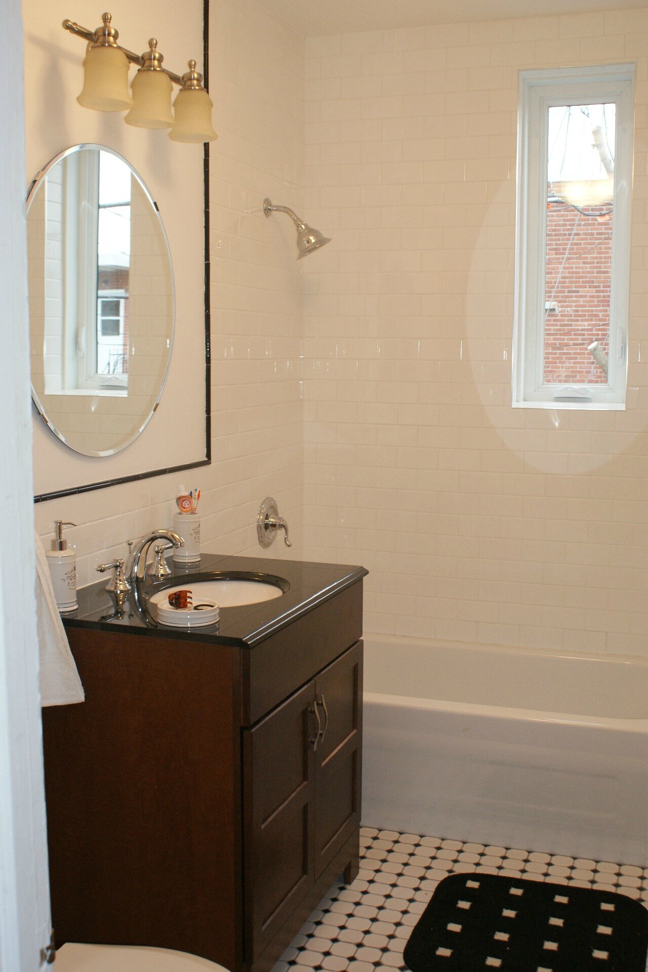 Salle de bain retro noir et blanc avec haute résolution ...