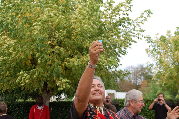 Paul Bemore (Osage) adresse une prière aux quatre directions