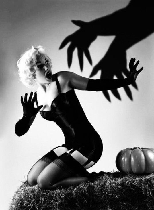 -pin-up-halloween-