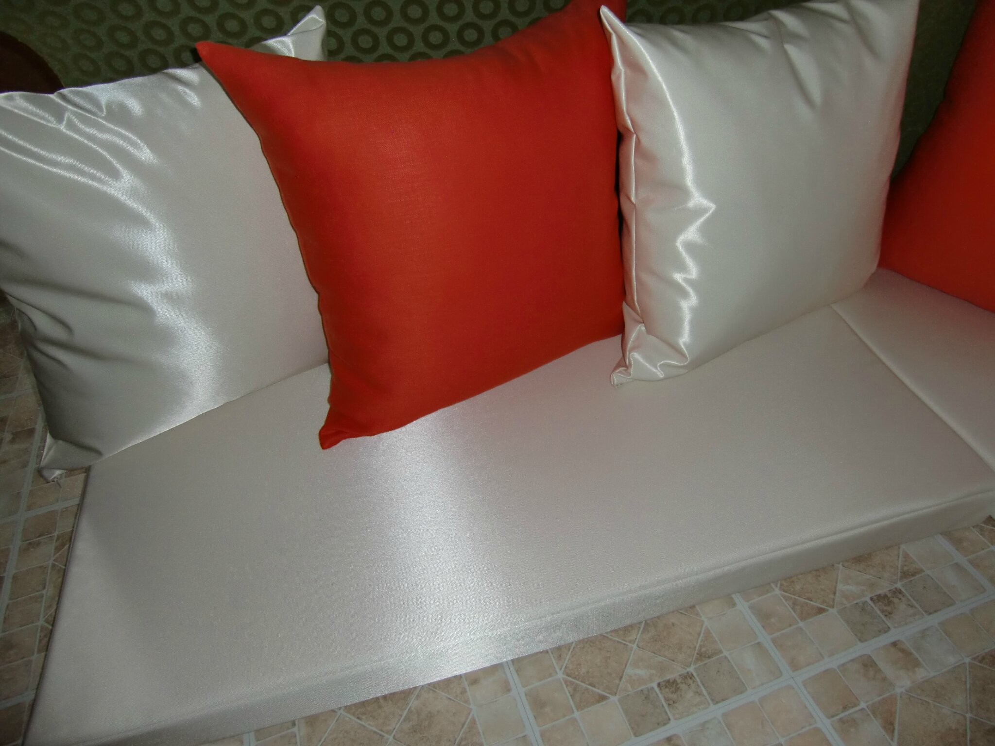 Coussins et rideaux blanche l'a fait