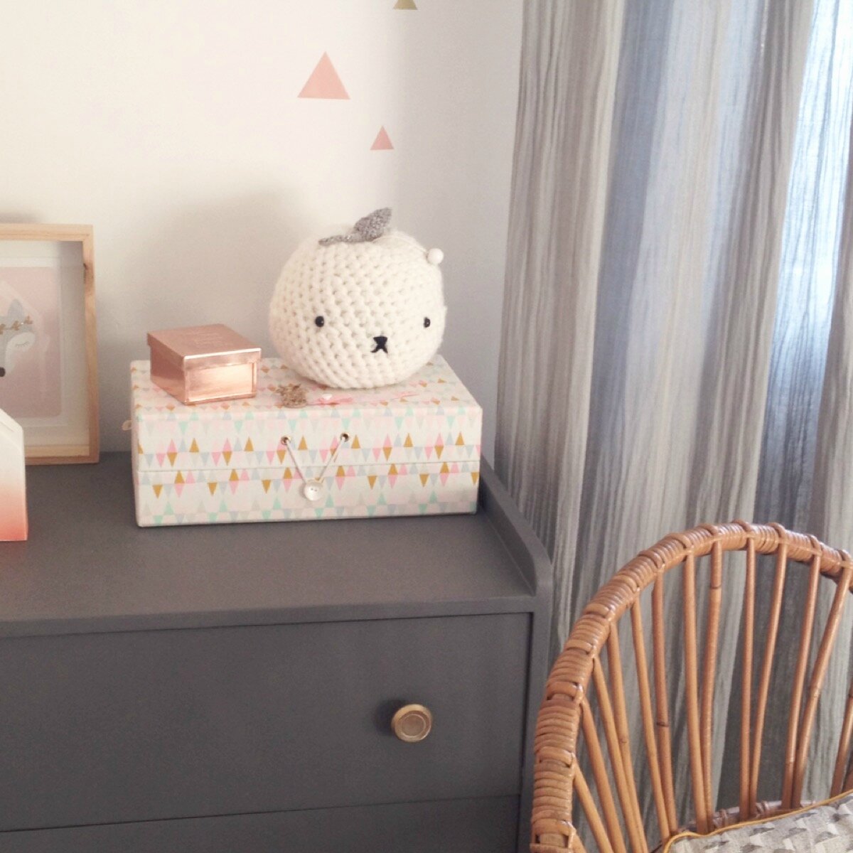Visite d'une chambre de bébé fille • deco trendy • a t e l i e r •