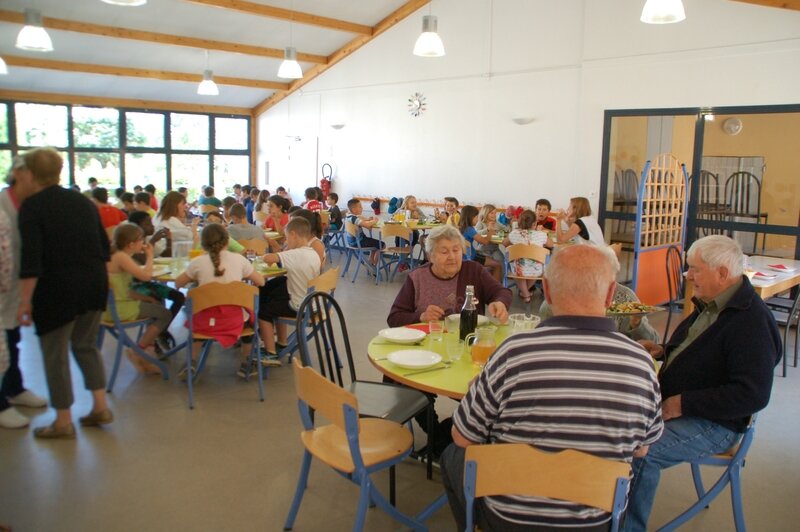 au restau scolaire intergénérationnel