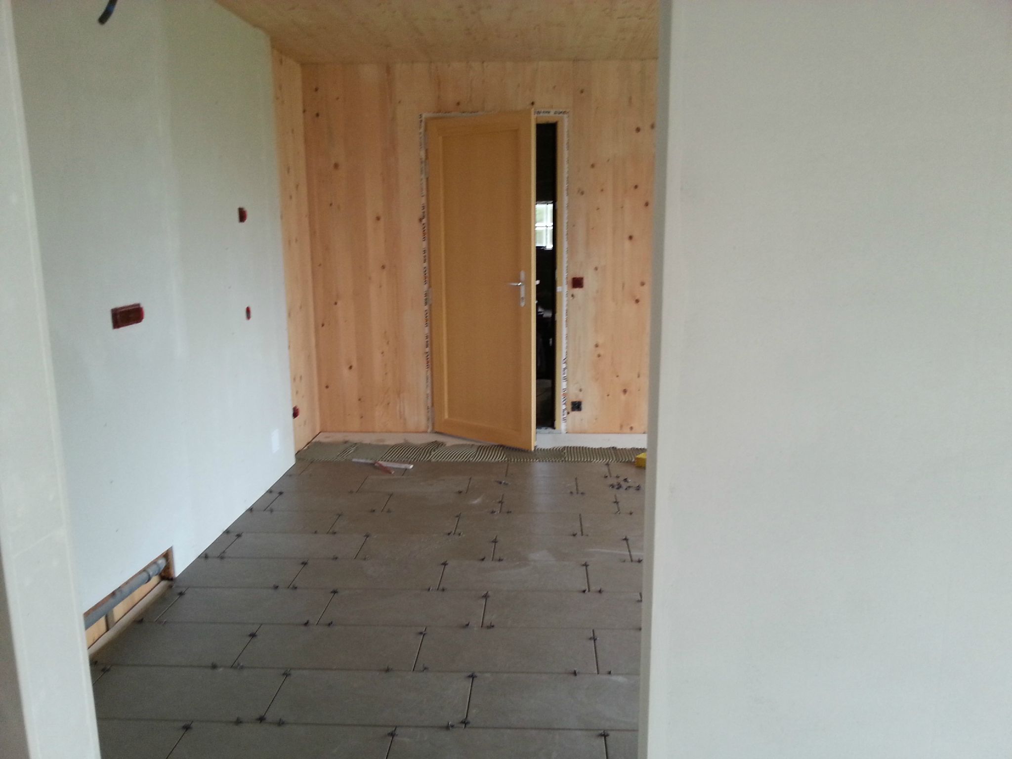 Plomberie, ponçage, carrelage, peinture, sol, etc... on commence ...