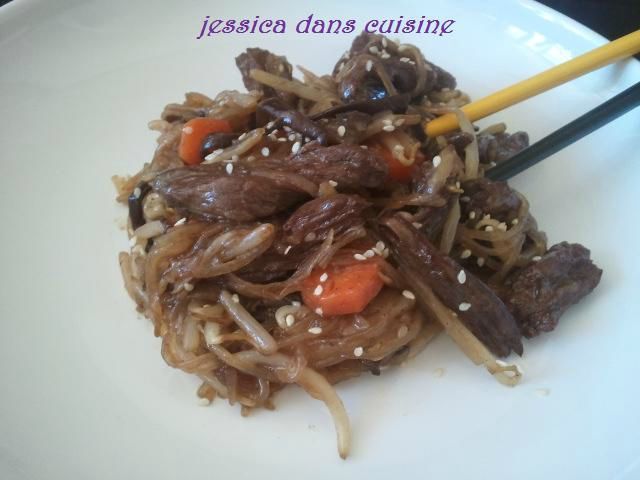 Boeuf sauté aux vermicelles chinois et champignons noirs
