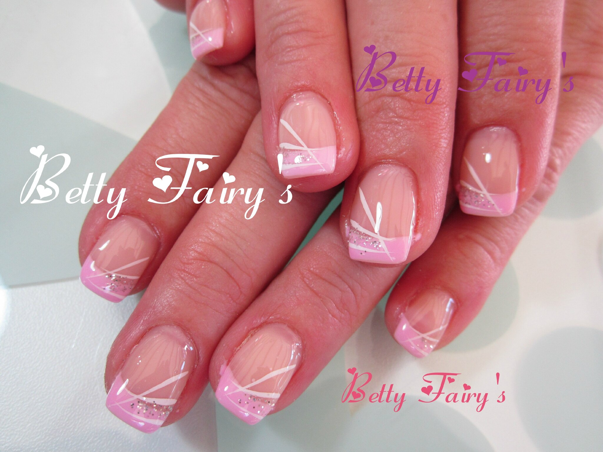 French rose pastel, gel mask, déco blanche et paillette argent.