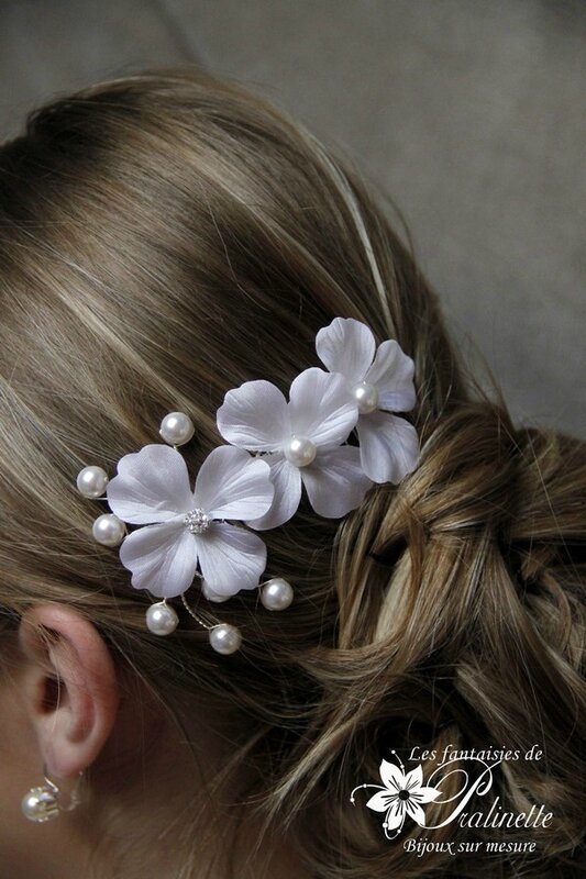 bijoux-mariage-peigne-mariee-trio-de-fleurs-en-satin-de-soie-et-branchage-de-perles