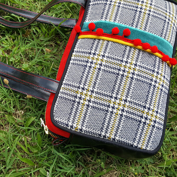 le mini bagage ;-)
Sac pop bohème original chic et décontracté !
lainage à carreaux blanc cassé bleu jaune Création artisanale marque française : CrApule FActOry par Stéphanie ERLICH-MAUJEAN Artisan d'art créateur de beau